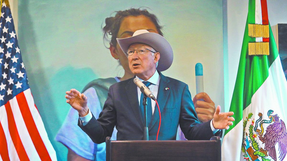 Salazar leaves the country without delivering the Mayo report