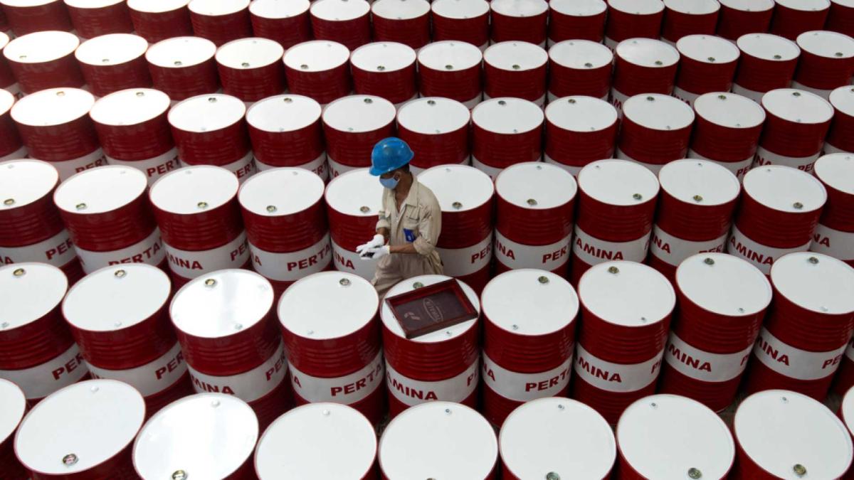 Precios del petróleo abren la semana con caídas de más de 5% tras la relajación entre EU e Irán