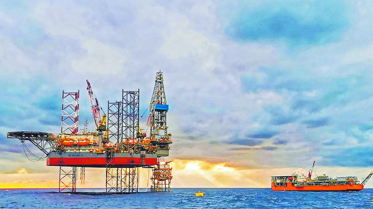 Petróleo se encamina a su segunda caída semanal por la oferta y el bloqueo venezolano