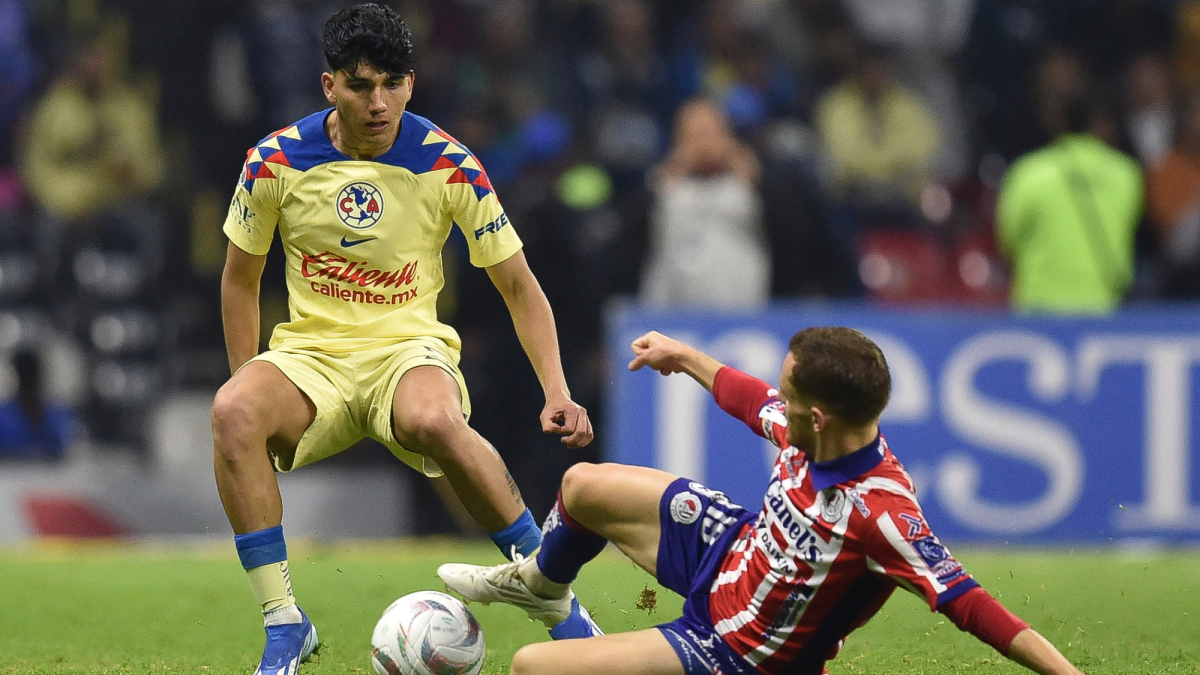 Kevin Álvarez del América resulta herido en una pierna por botellazo en  clásico ante Chivas