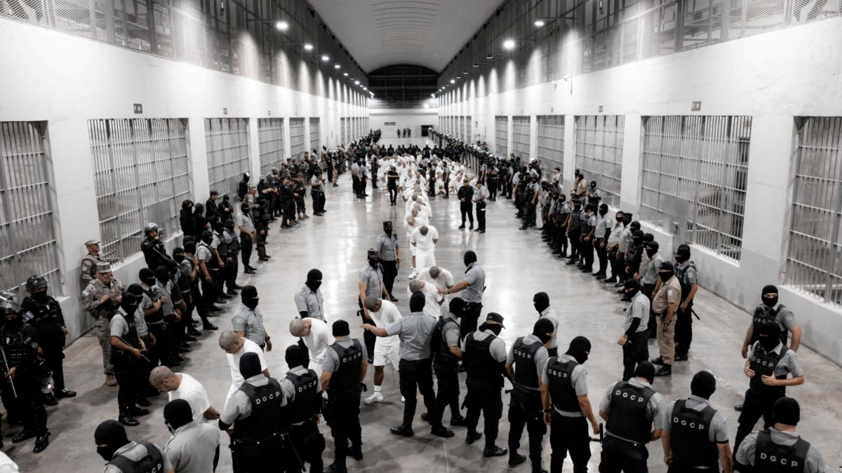 El Salvador está provocando la desaparición forzada de ciudadanos deportados de EU, dice HRW