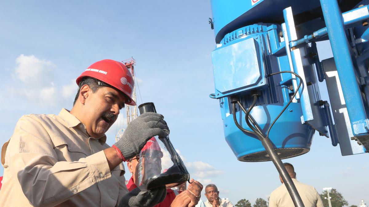 Precios del petróleo abren con alzas de más de 2% tras bloqueo de Trump a Venezuela
