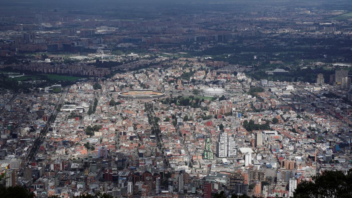 S&P rebaja calificación crediticia de Colombia a "BB-" debido a déficits fiscales