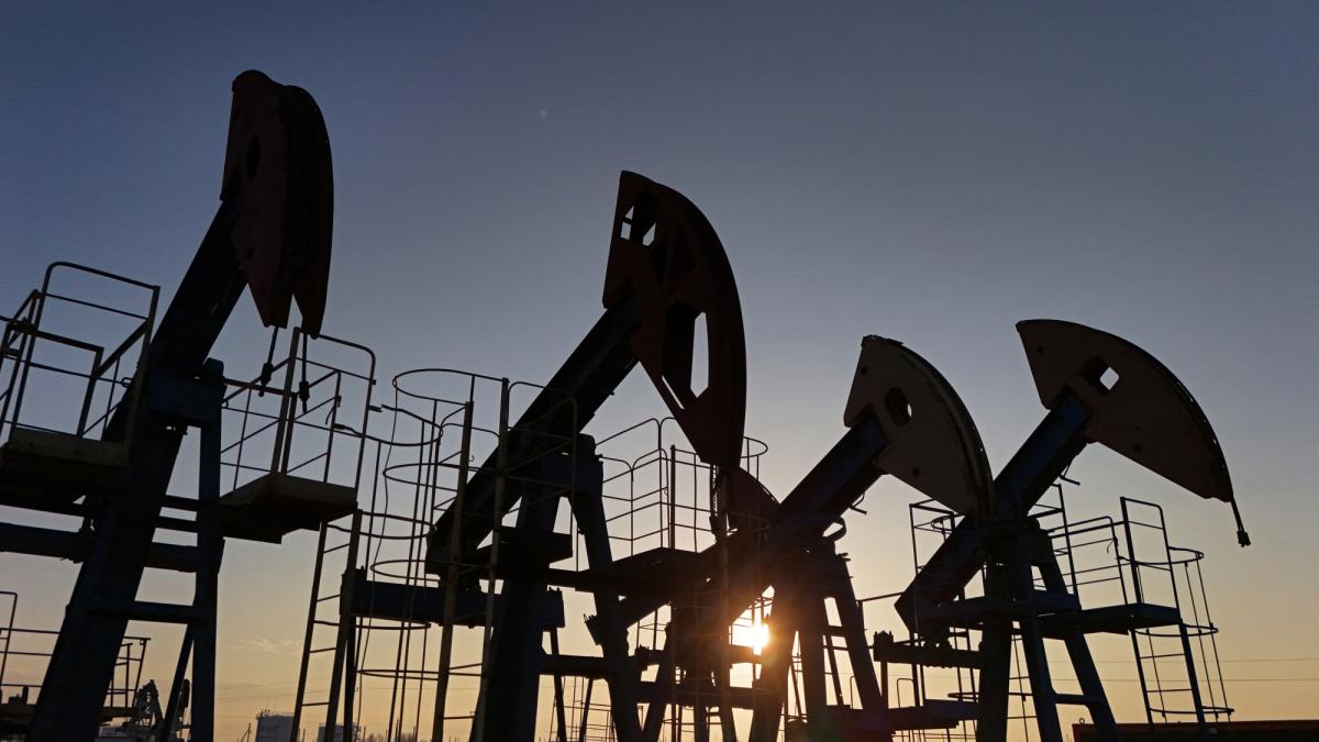 Precios del petróleo cierran dispares con atención a persistentes riesgos geopolítcos