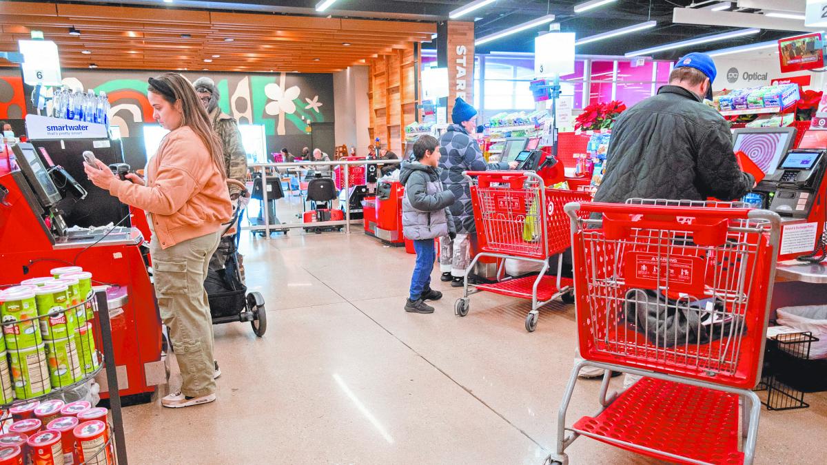Confianza de los consumidores en EU toca mínimos históricos en mayo