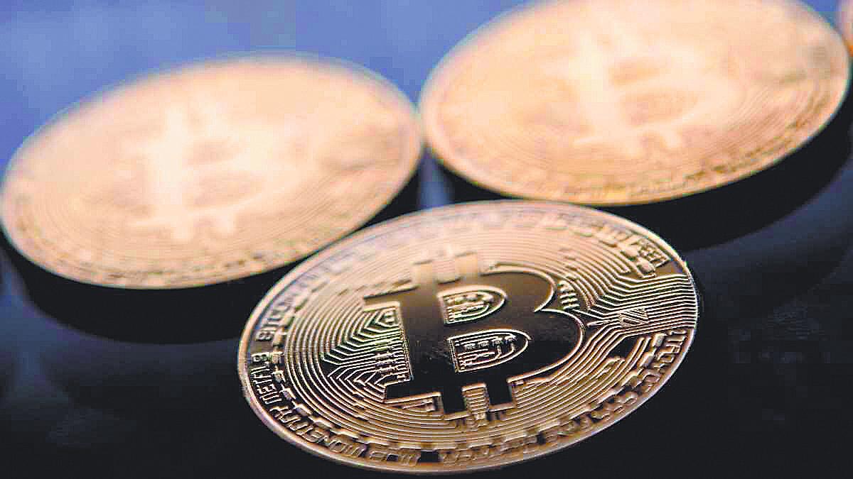 Con aranceles bitcoin regresa al nivel de 100,000 dólares