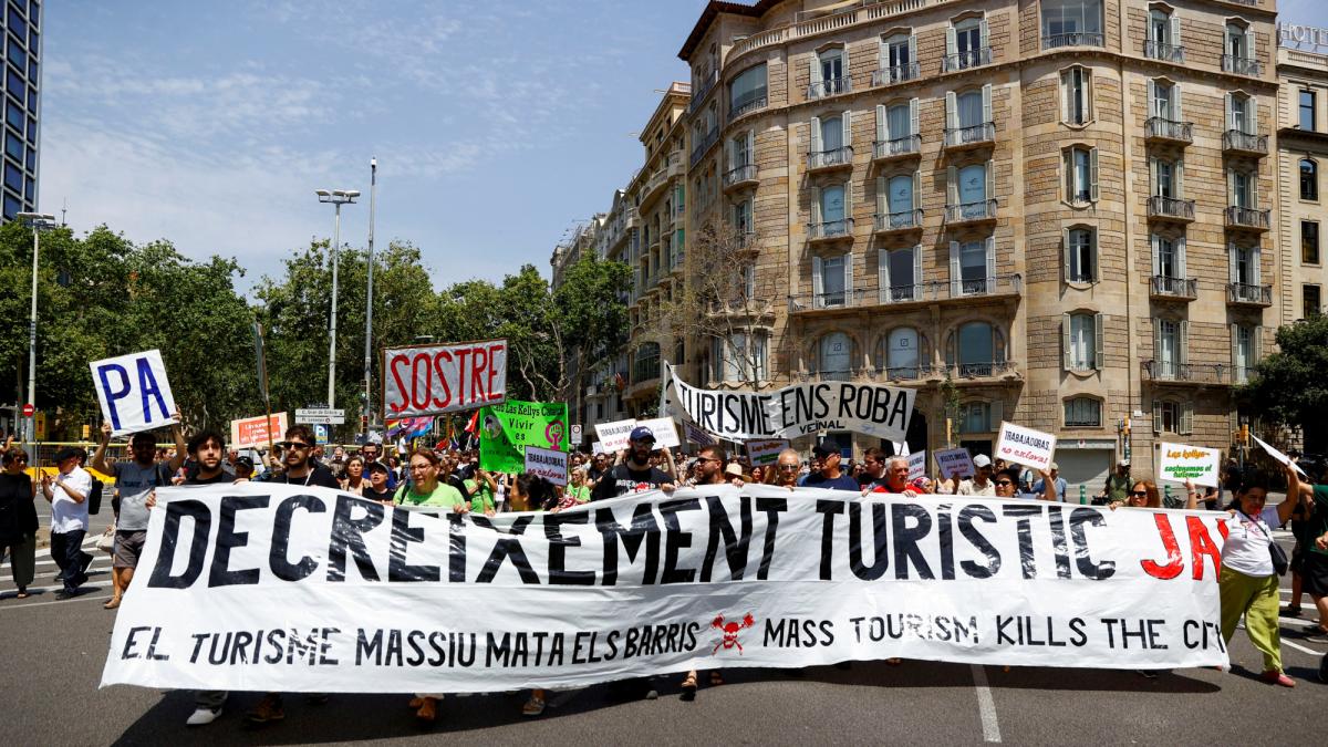 Manifestantes contra el turismo masivo toman las calles del sur de Europa
