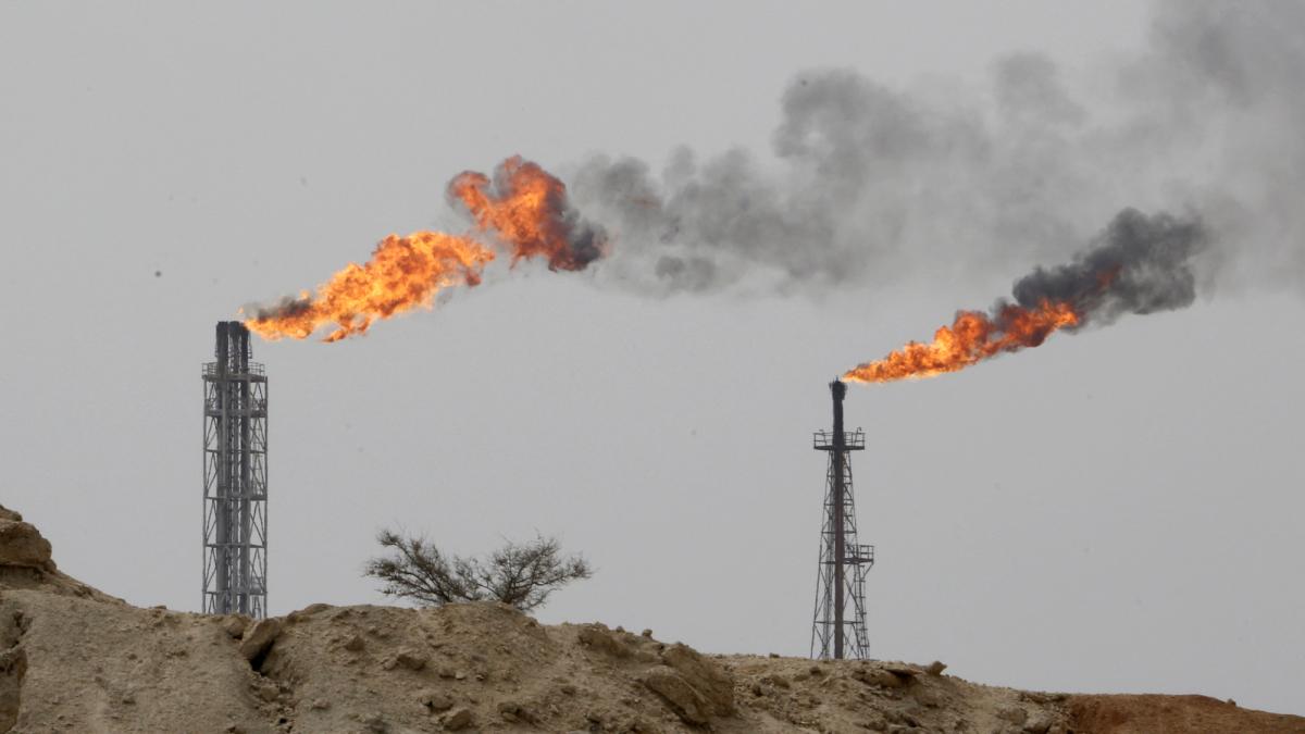 Precios del petróleo suben 4% tras nuevos ataques iraníes contra Emiratos Árabes Unidos