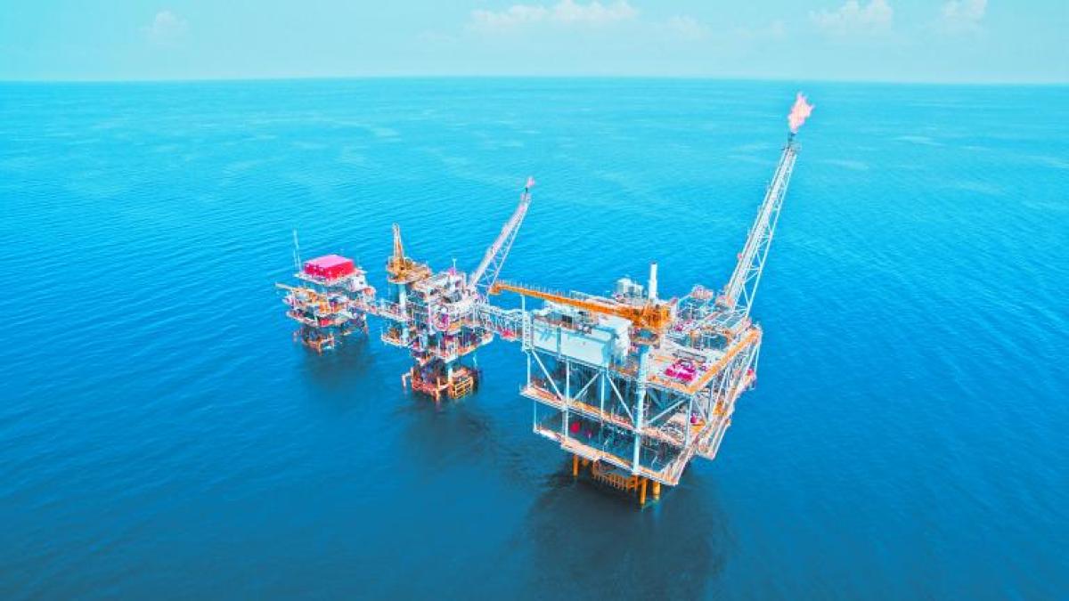 Precios del petróleo cierran con ganancias con atención a tensiones entre EU y Venezuela