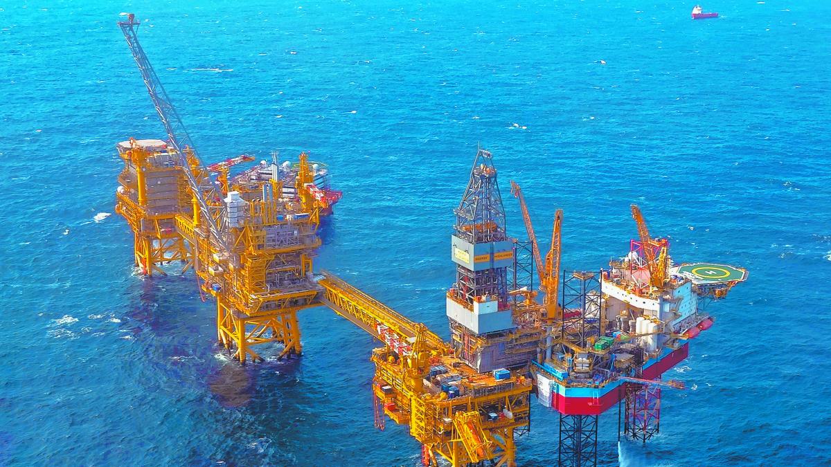 Temor de que EU intervenga en Irán impulsa 3% los precios del petróleo