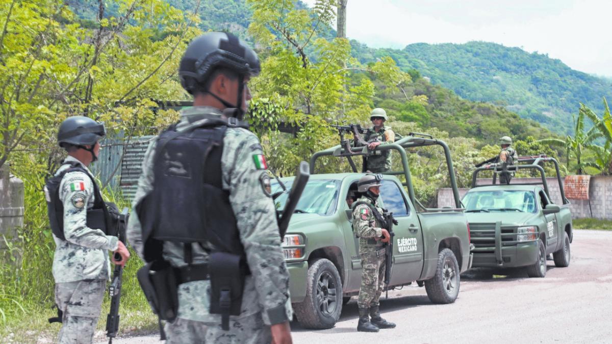Busca gobernador de Chiapas equipar a policías con armas del Ejército