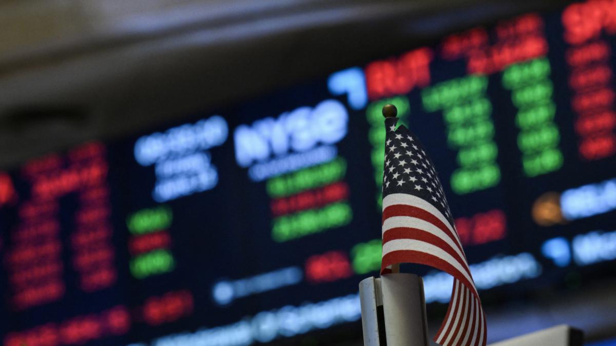 Wall Street cierra con pocos cambios antes de festivo en EU