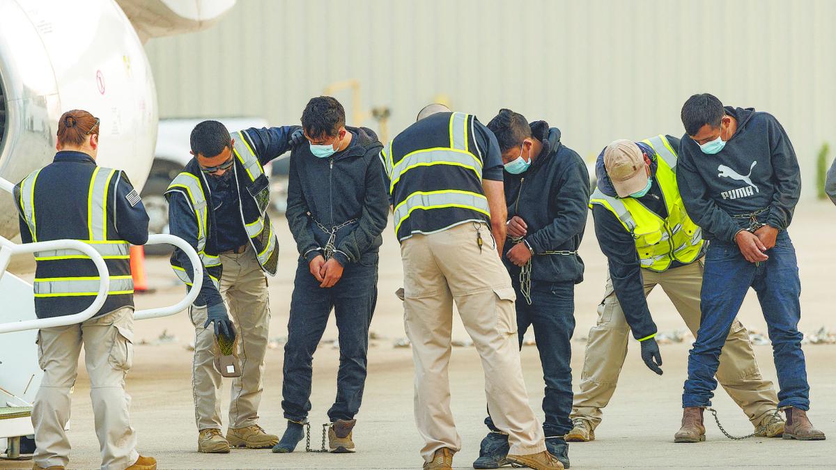 Trump triplica el pago con vuelo gratis para los inmigrantes que se "autodeporten" de EU