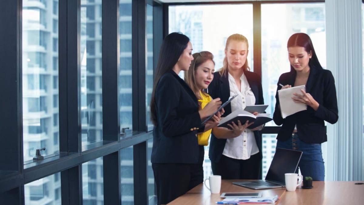 ¿Por qué las mujeres ascienden menos si tienen un mejor desempeño laboral?