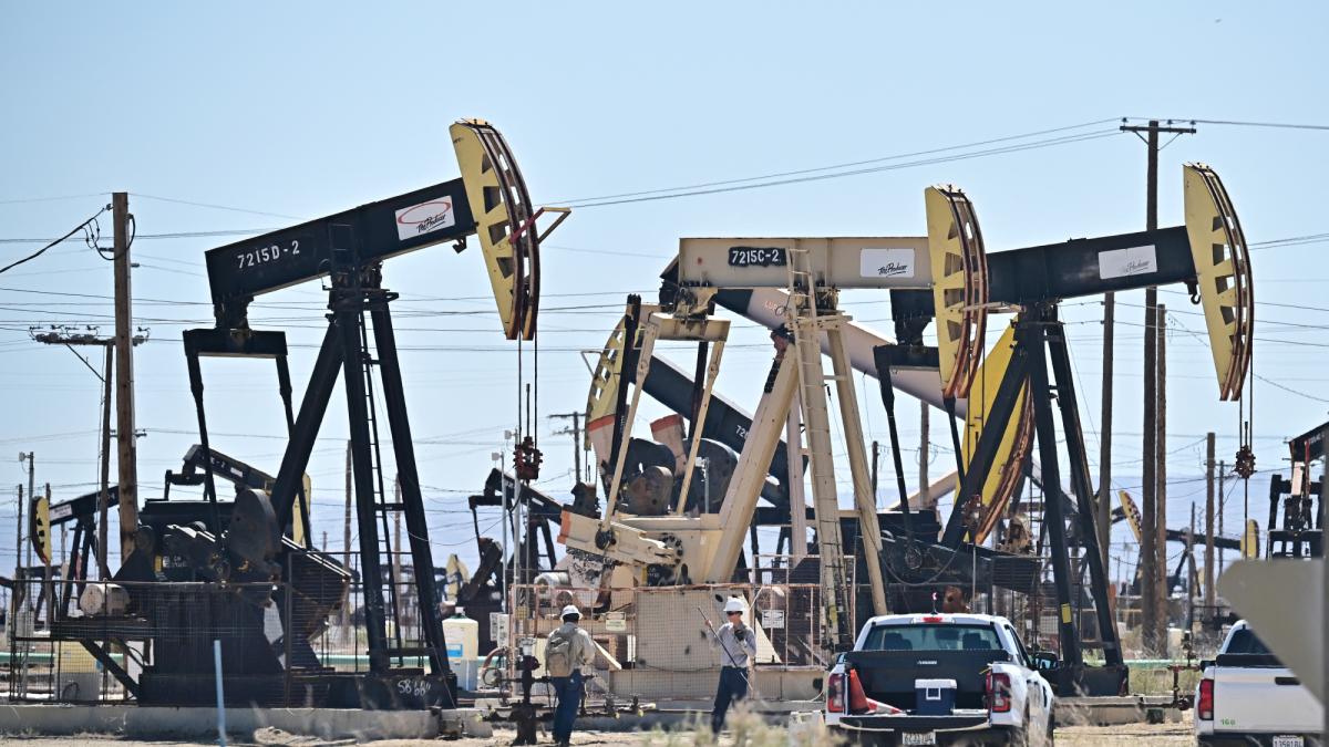 Precios del petróleo retroceden ante perspectiva de conversaciones entre Irán y EU