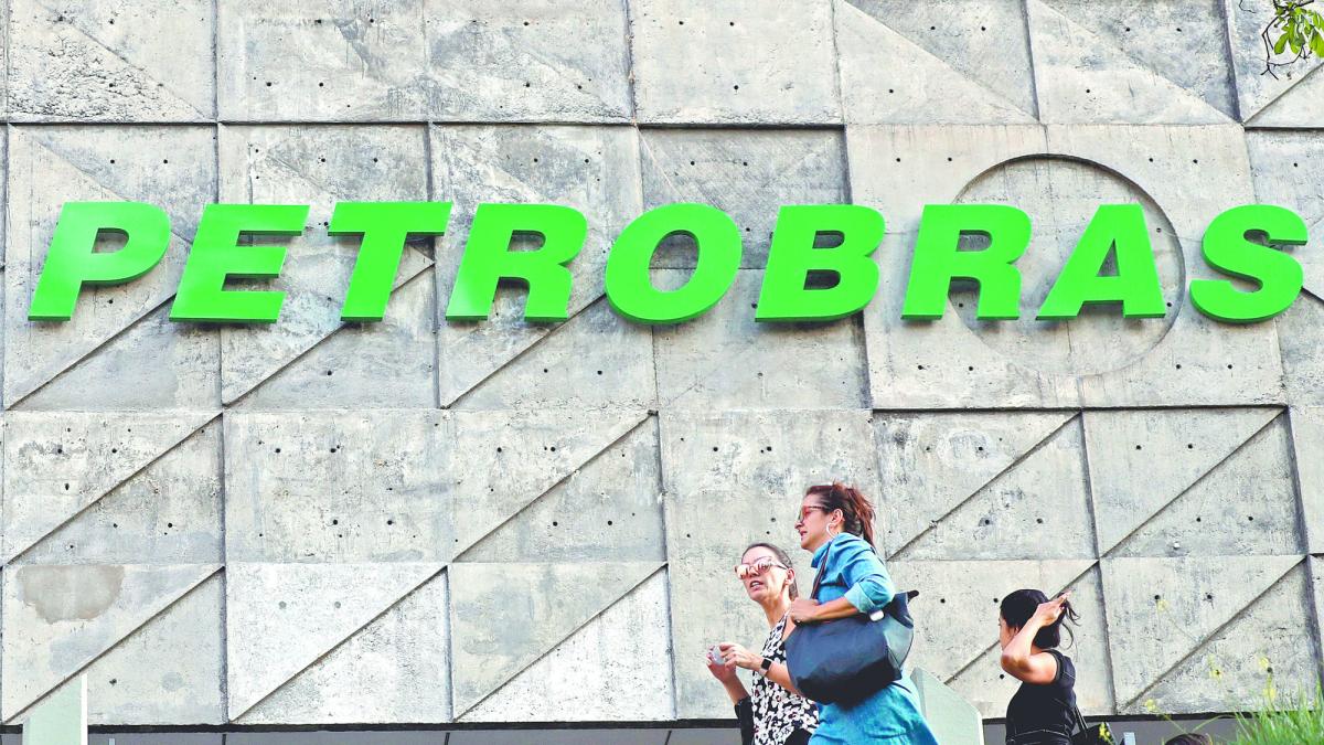 Petrobras firma contratos por 521 millones de dólares para cinco gaseros y varios buques