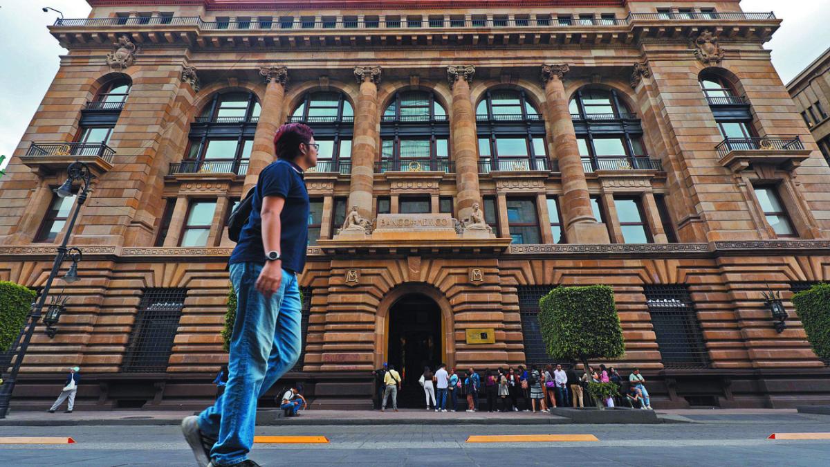 Tasas de Cetes y bonos prolongan tendencia bajista en subasta de Banxico