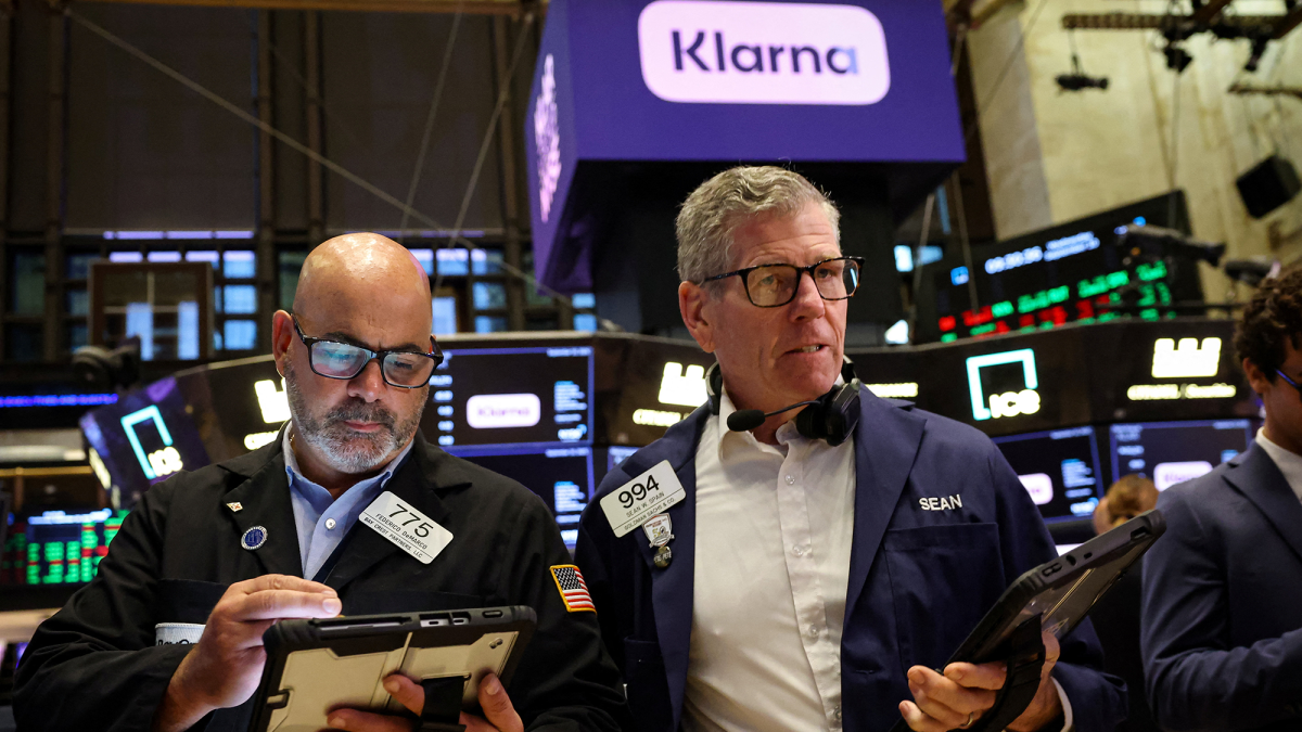 Wall Street retrocede tras comentarios de Powell sobre efectos inciertos de la guerra contra Irán