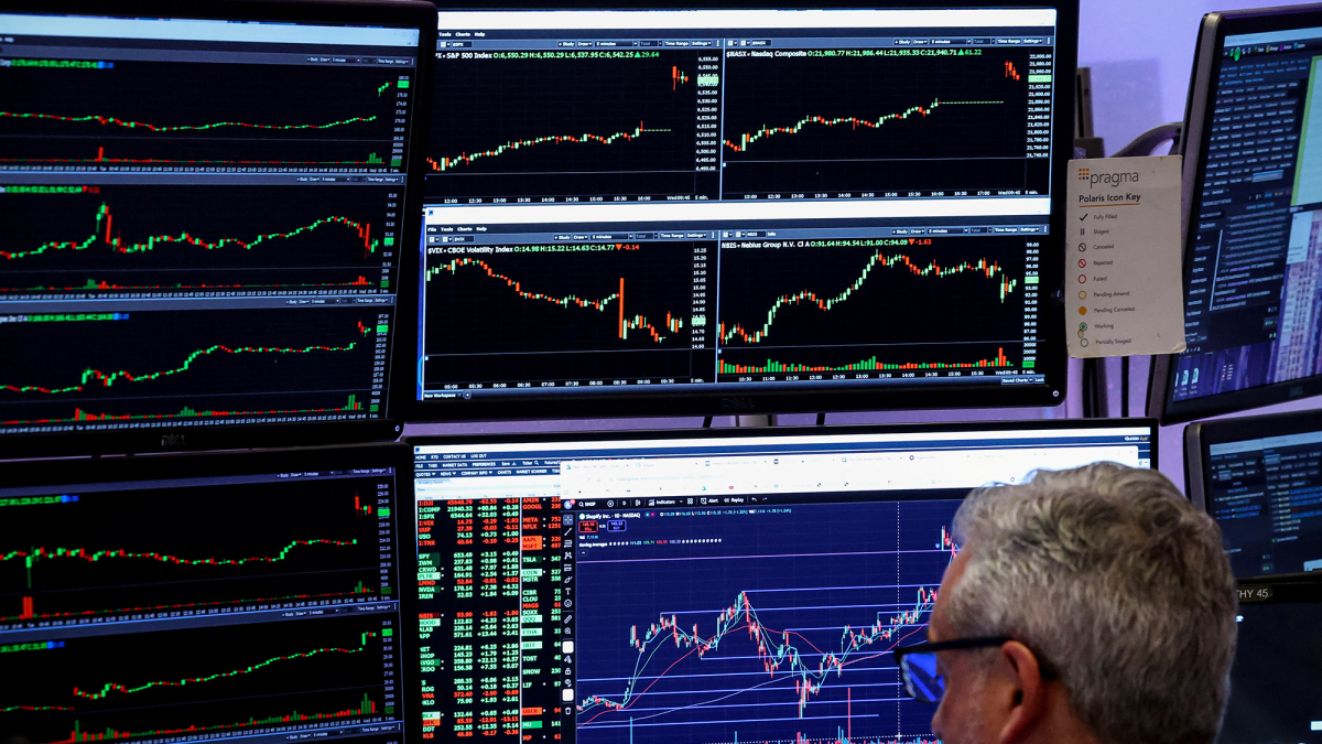 Wall Street opera mixto ante dudas sobre tasas de interés; destaca caída de Paramount