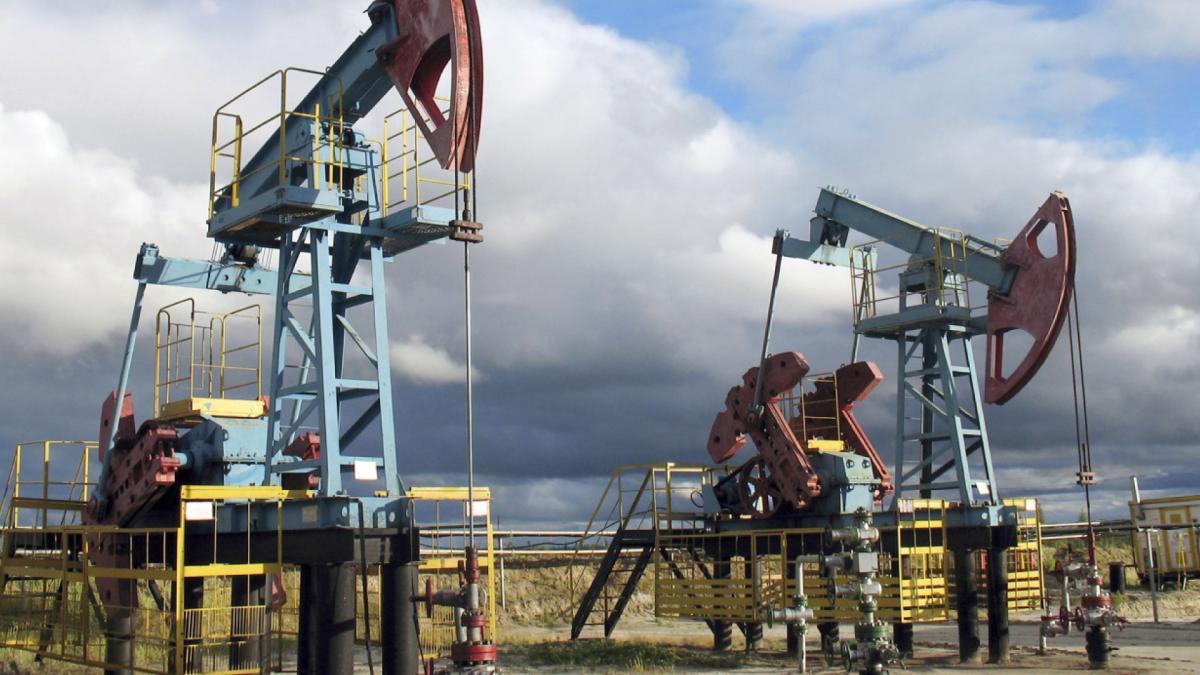 Petróleo sube más de 1% por la tensión entre EU e Irán y a la mejor demanda