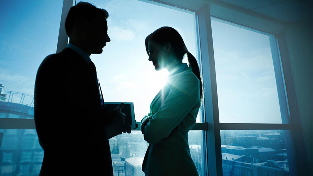 Del favoritismo al acoso: Los riesgos de las relaciones en el trabajo sin políticas internas