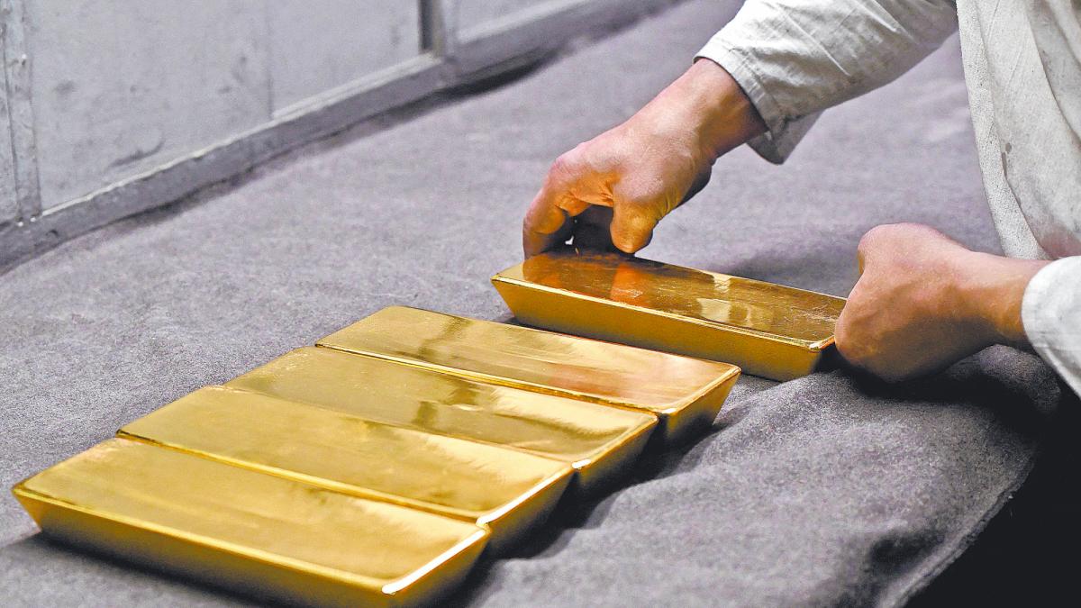 Oro cae por fortaleza del dólar en sesión de baja actividad; plata, platino y paladio pierden brillo