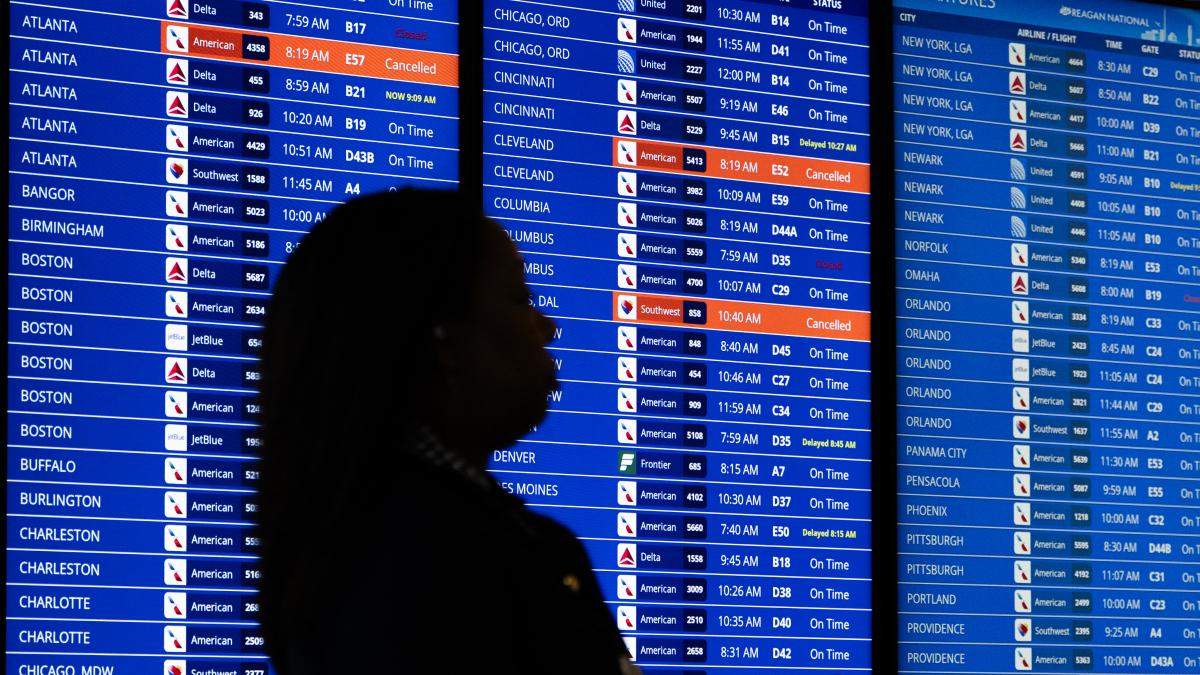 Miles de vuelos cancelados antes de tormenta invernal en Estados Unidos