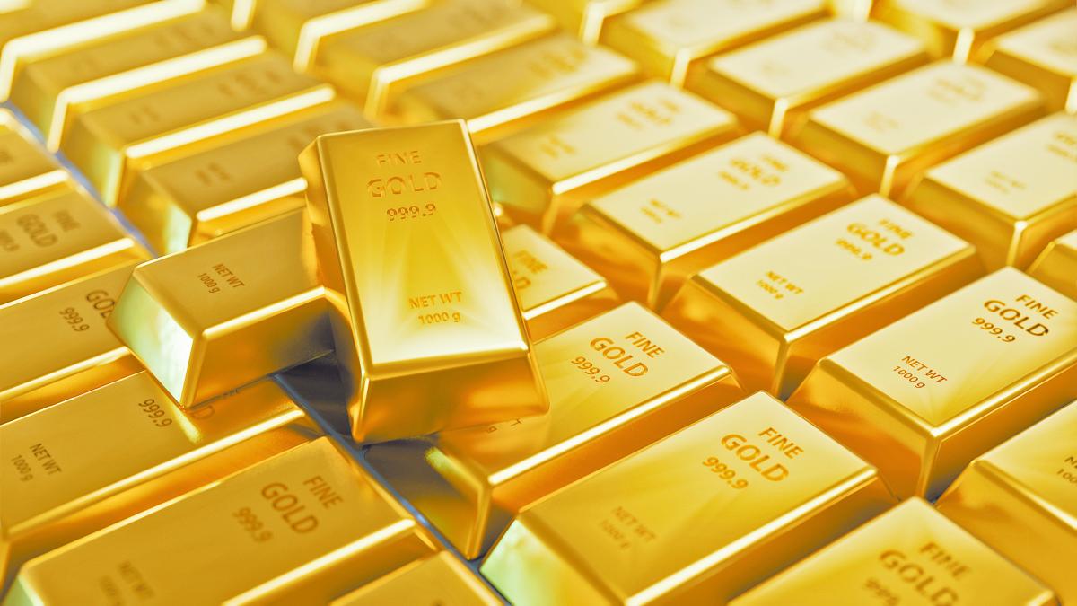 Oro cae más de 1% por la fortaleza del dólar