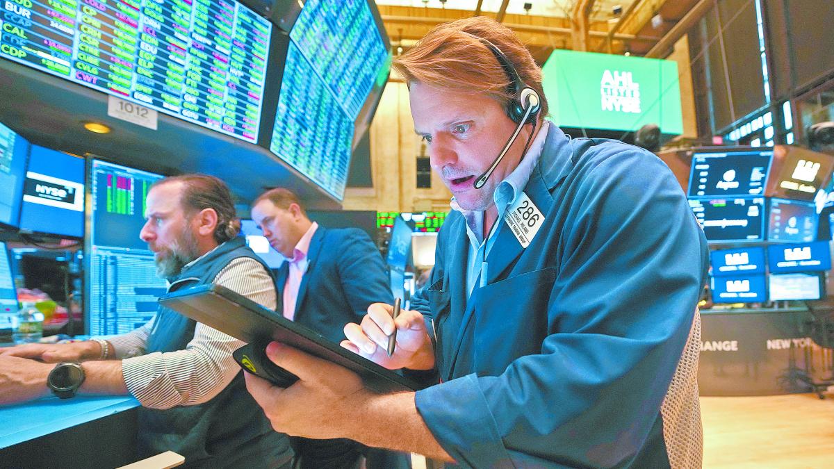 Wall Street cae por conflicto en Oriente Medio; acciones de defensa y energía suben