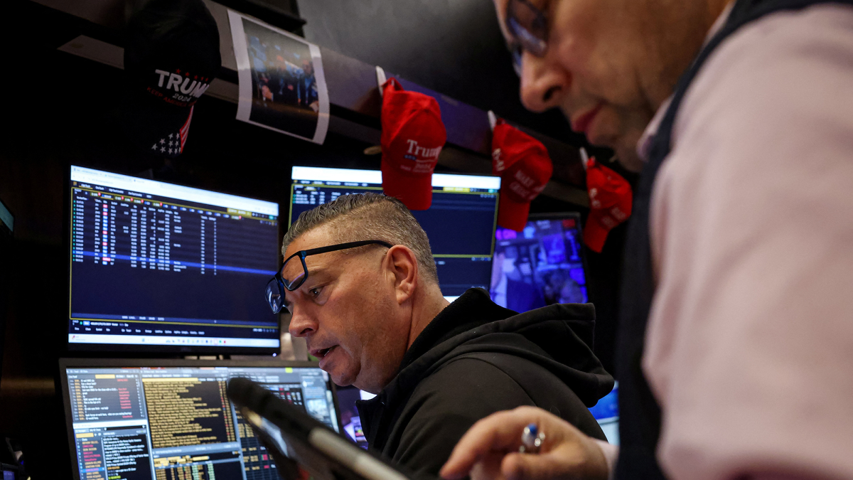 Wall Street cierra la sesión en alza, pero registra pérdidas semanales