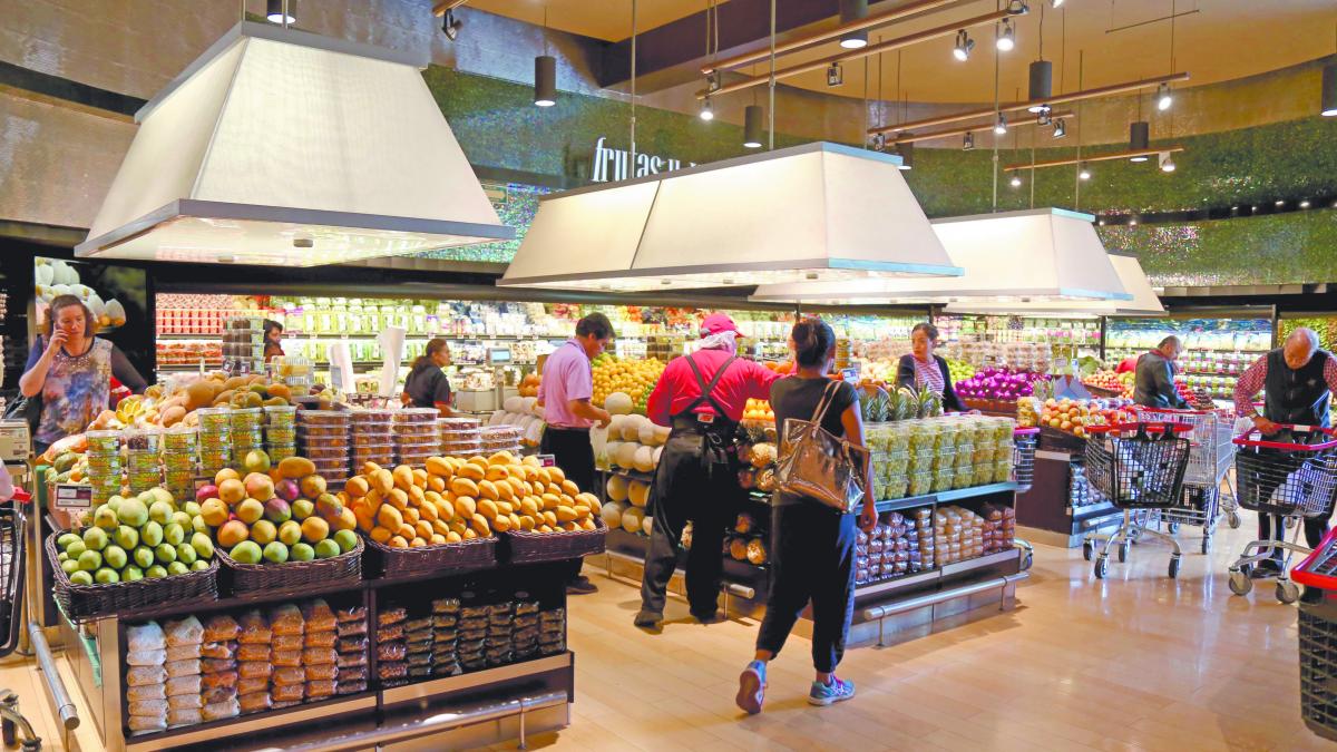 Consumo privado sorprende con repunte de 1.2% en marzo y recorta caída trimestral