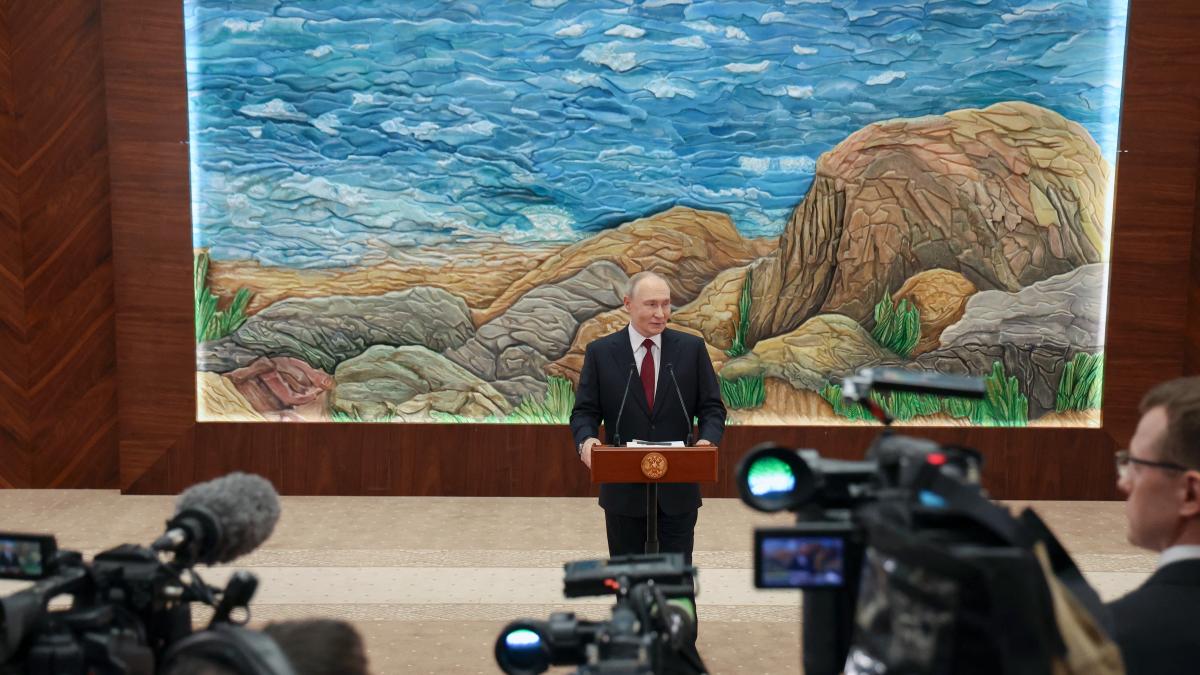 Путін запевняє, що припинить бойові дії, якщо Україна відступить з територій, на які претендує Росія