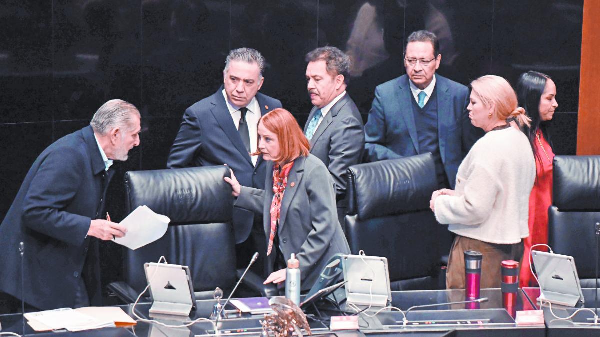 Renuncia Gertz a FGR; Godoy se queda al frente