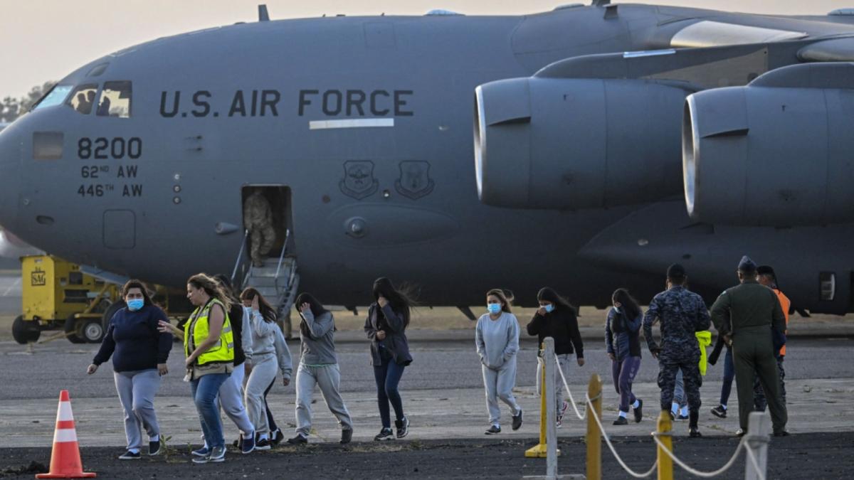 Venezuela acusa a EU de suspender "unilateralmente" vuelo de migrantes deportados