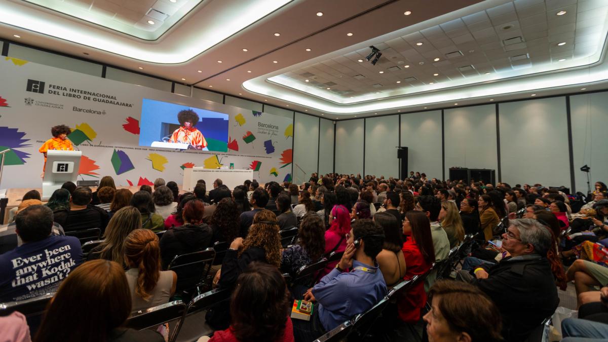 Chimamanda Ngozi Adichie dibuja su vínculo con México