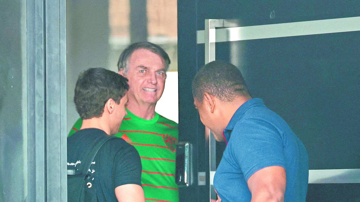Expresidente brasileño Jair Bolsonaro sale de prisión para ingresar al hospital para una operación