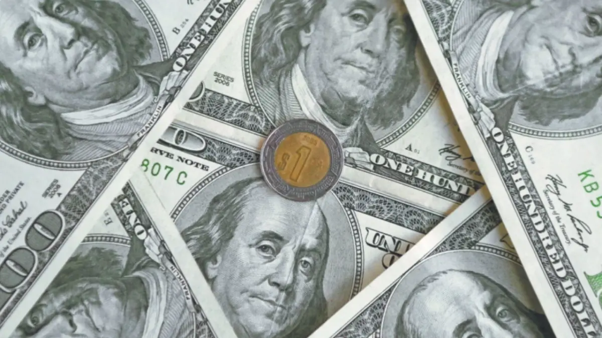 Peso mexicano retrocede por repunte global del dólar en mercado atento a funcionarios de la Fed