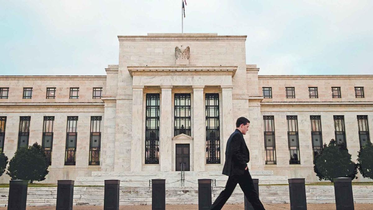 Por guerra, la Fed podría replantear opciones en materia de recortes de tasas