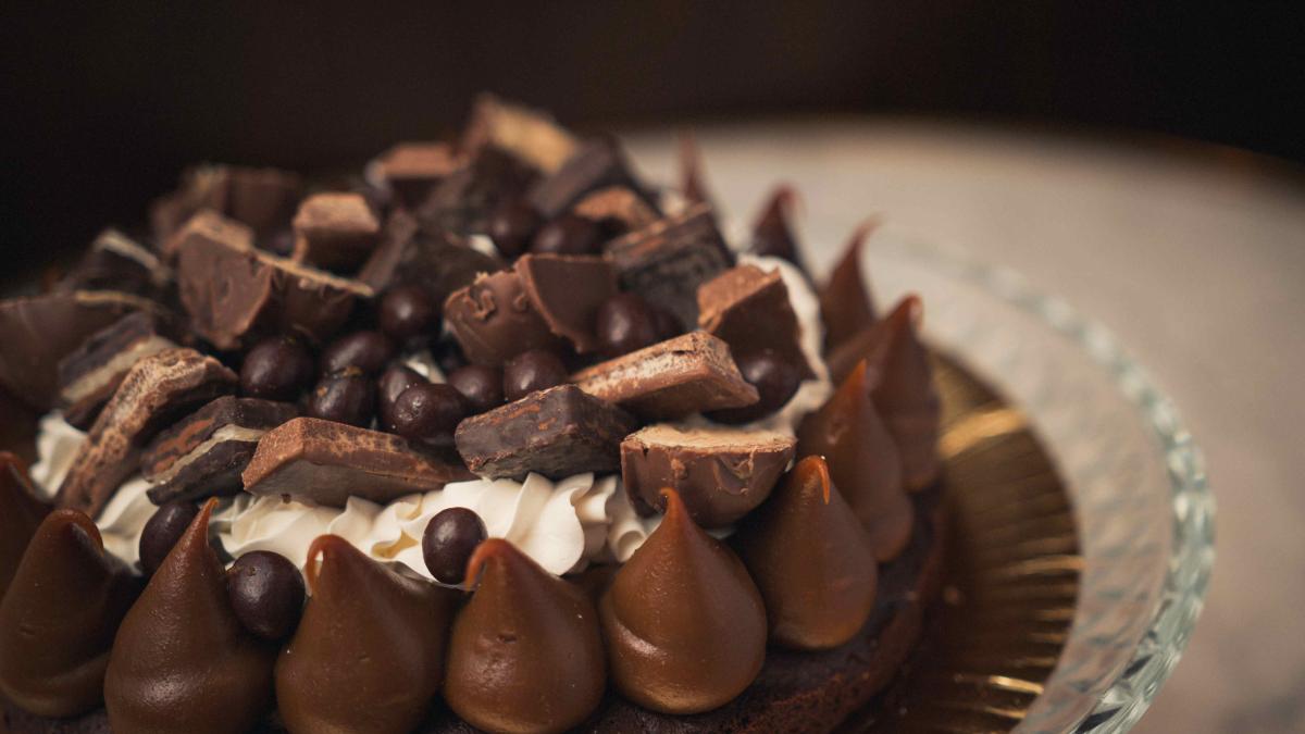 Cómo preparar un pastel de bombones y chocolate, perfecto para Navidad (receta paso a paso)