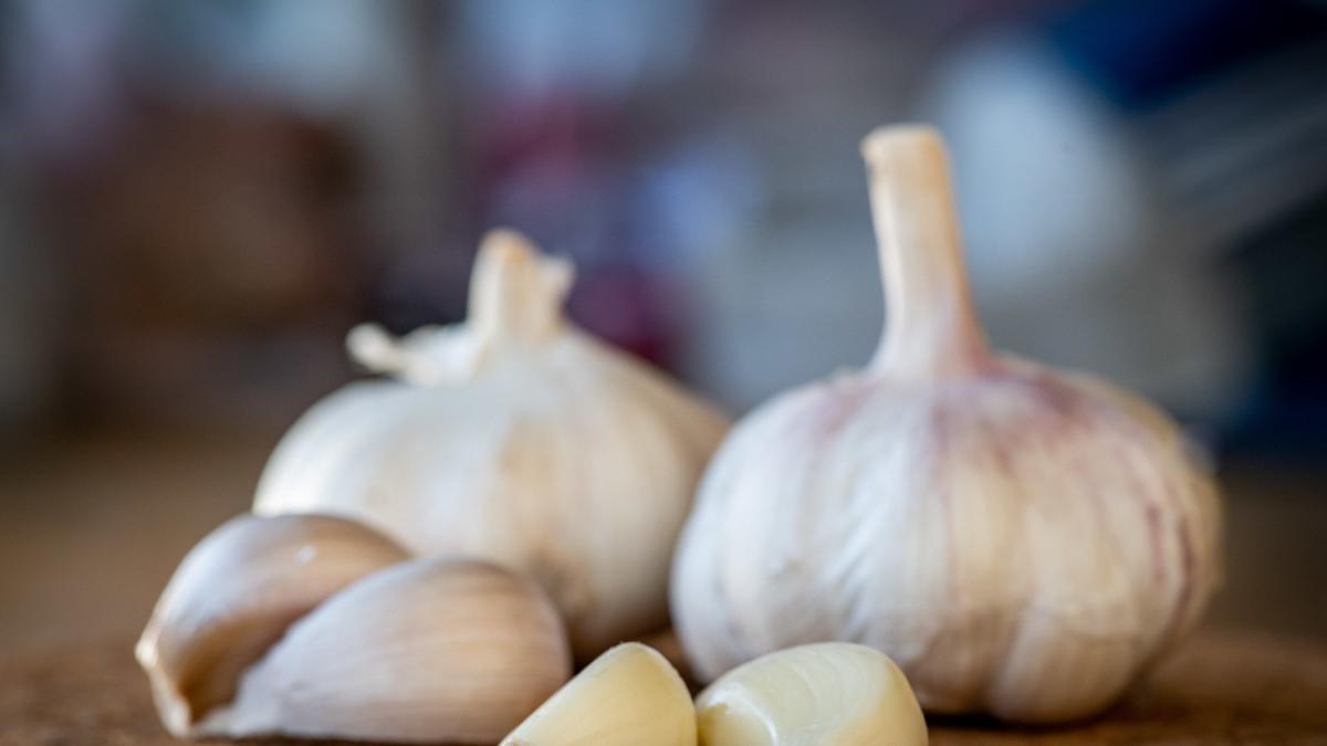 Ajo contra el frío: Así ayuda este ingrediente a tu sistema respiratorio (y cómo integrarlo)