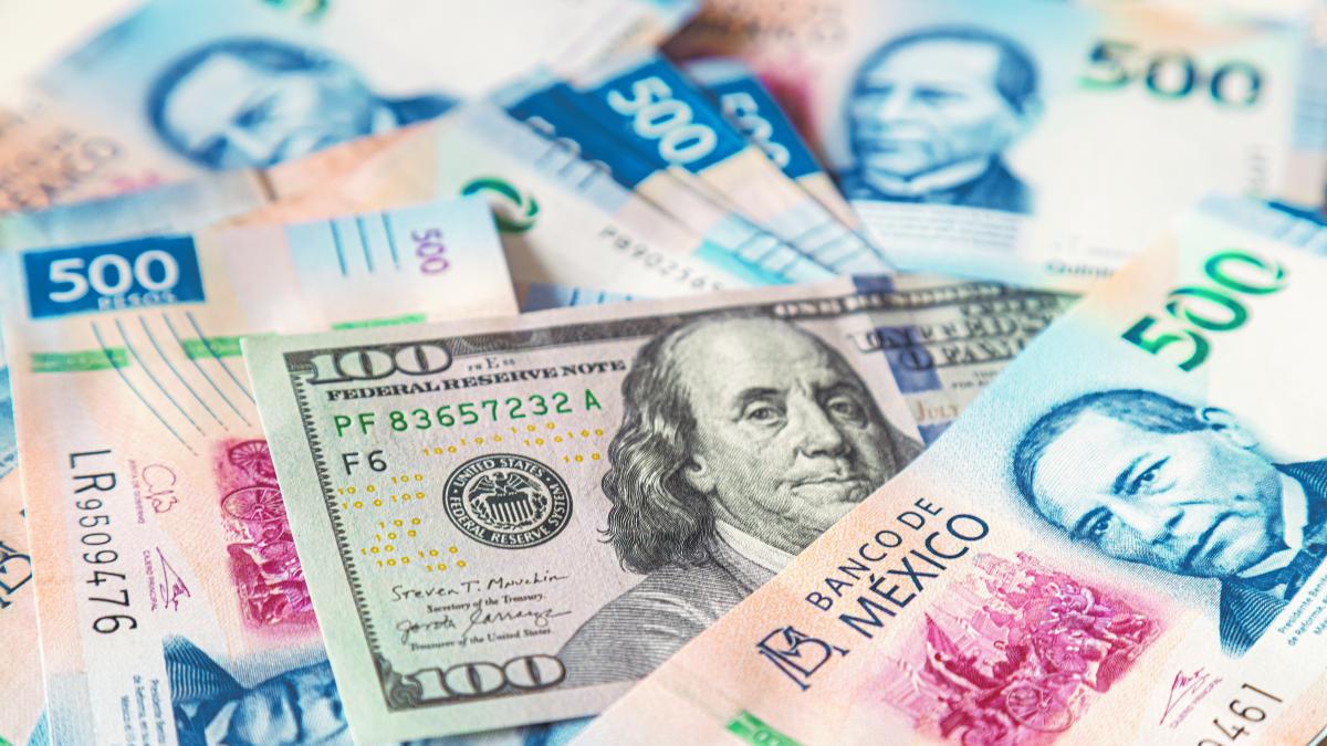 Peso rompe el piso de los 18 por dólar y cotiza en su mejor nivel en 17 meses