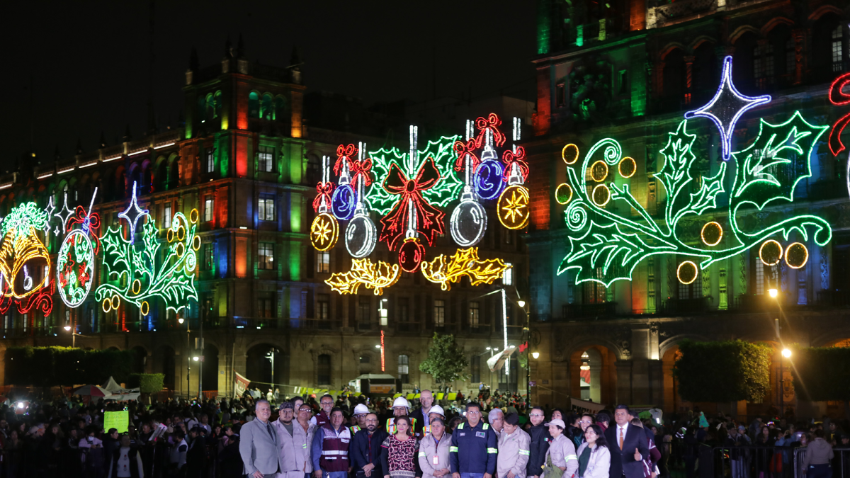Zócalo de CDMX se ilumina para comenzar con las actividades y festejos navideños