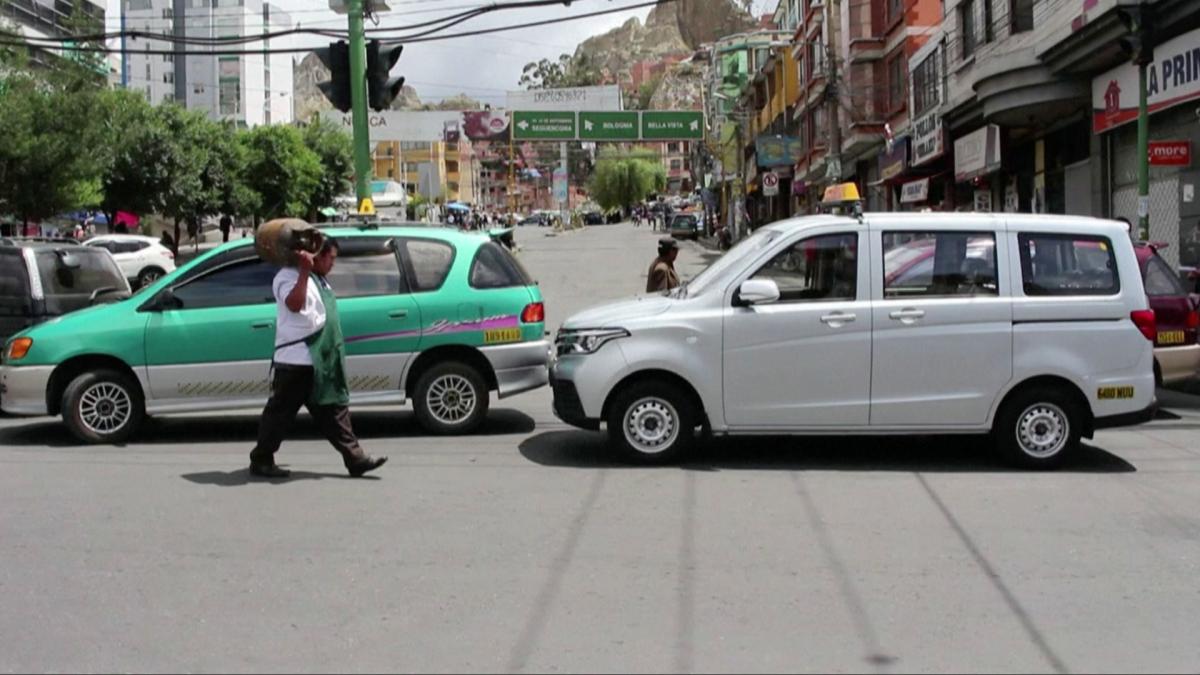 Transportistas paralizan ciudades de Bolivia por corte de subsidios a combustibles
