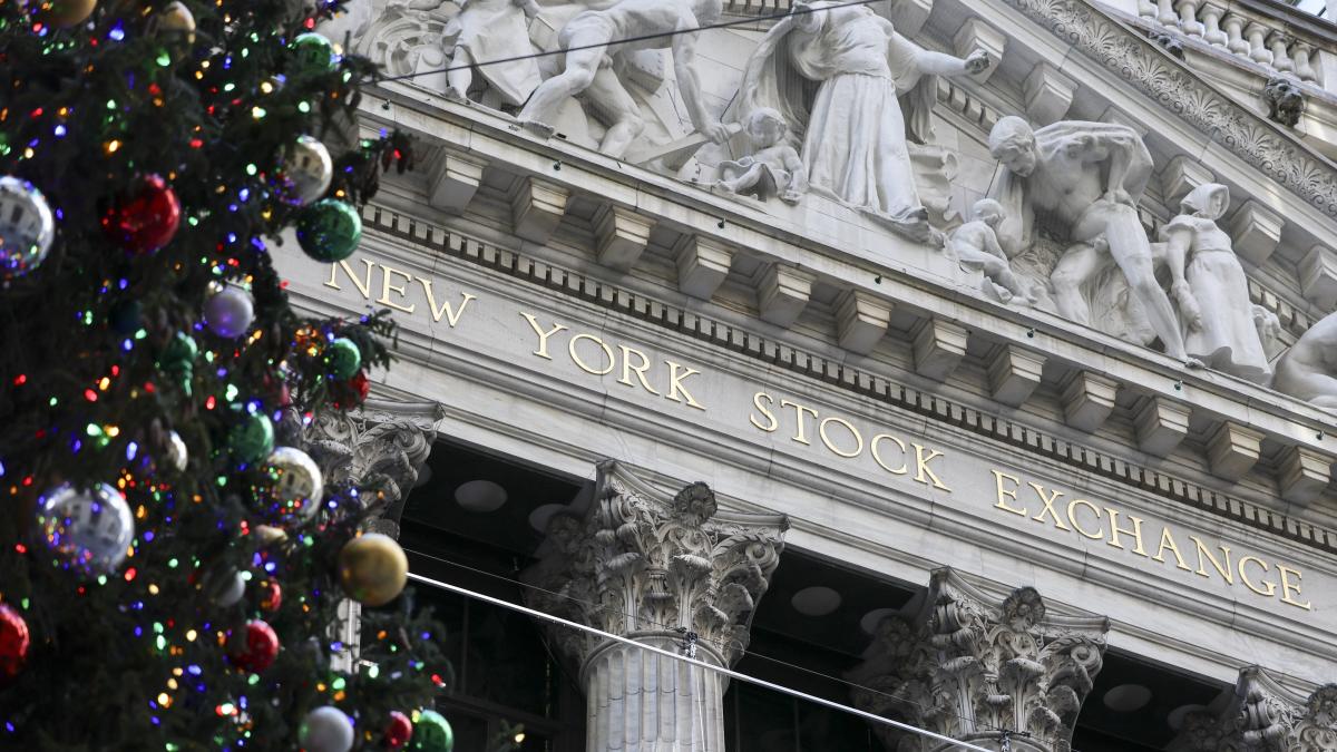 Tecnológicas impulsan a Wall Street en inicio de semana corta por festividades navideñas