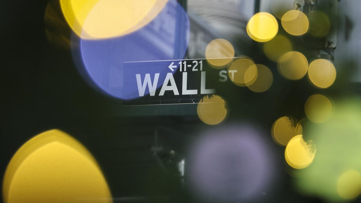 Wall Street toma un respiro en la apertura tras dato del PIB de EU