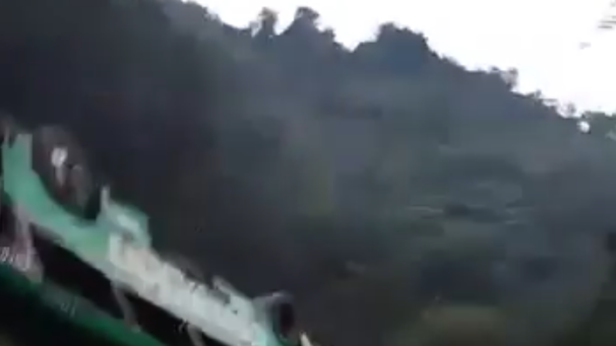 Suman 10 muertos y 32 heridos por volcadura de autobús de pasajeros en Veracruz