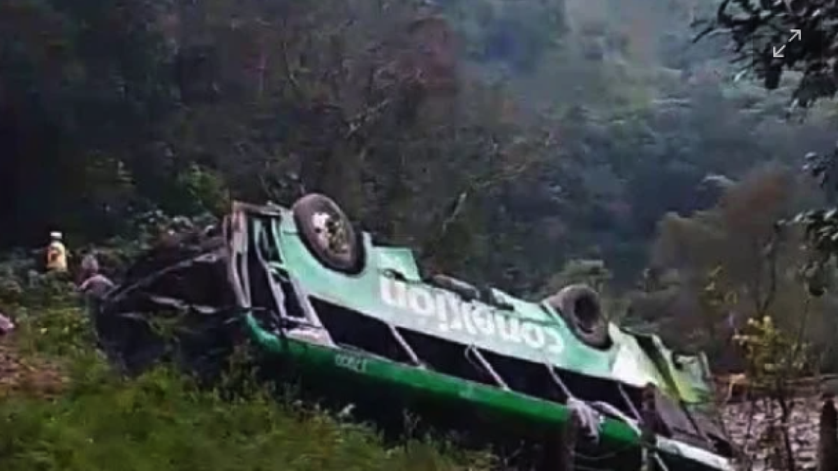 Tragedia en Nochebuena: Volcadura de autobús de pasajeros en Veracruz deja al menos 8 muertos