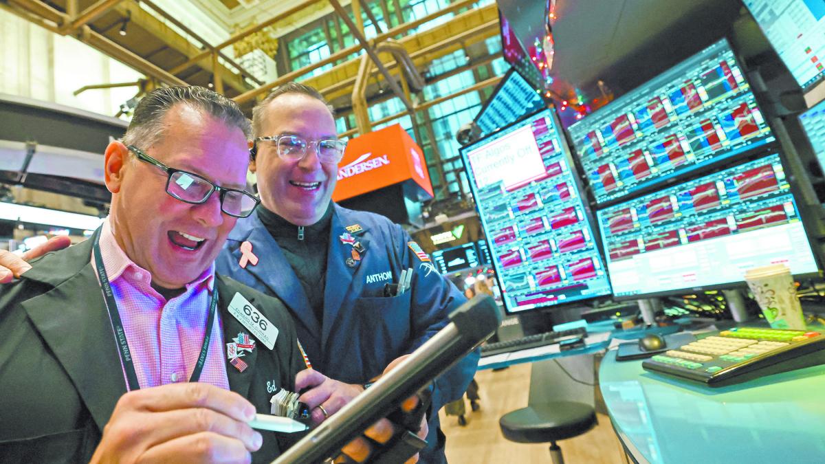 Wall Street cierra al alza, impulsado por acciones de chips y bancos