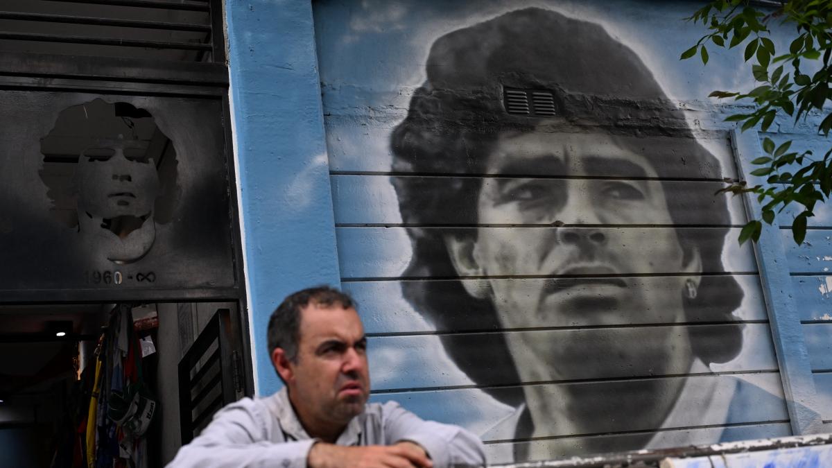 Confirman embargo a hermanas y abogado de Maradona por presunto fraude con su marca