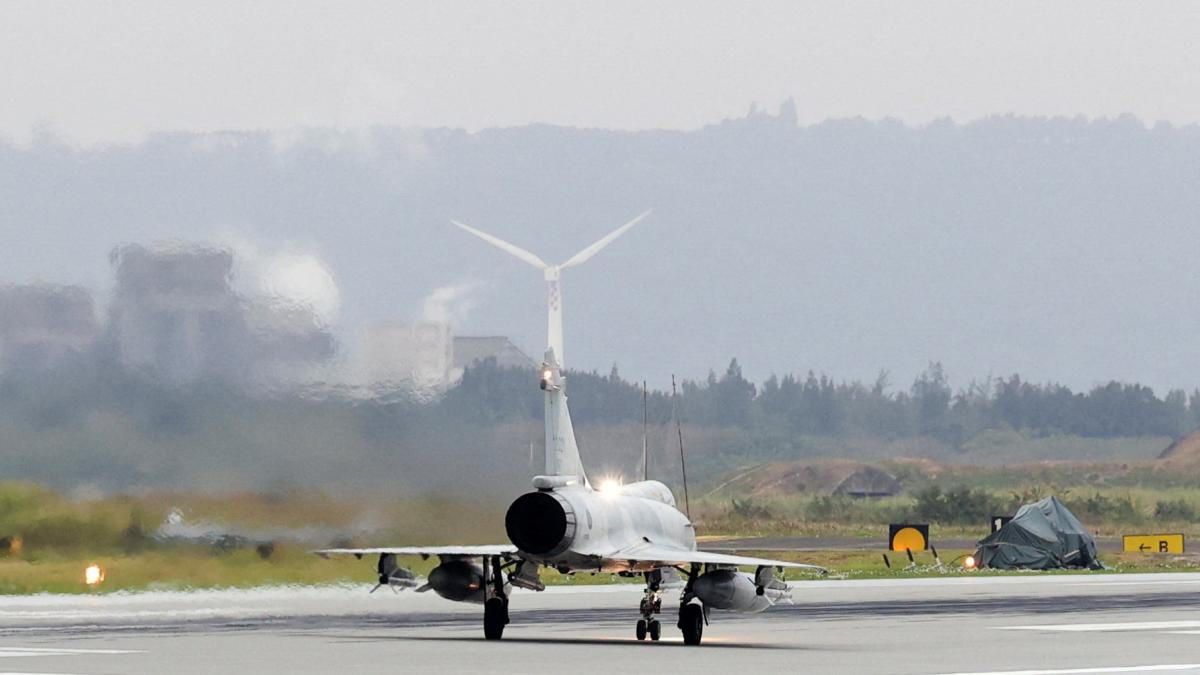 China realiza maniobras con fuego real cerca de Taiwán